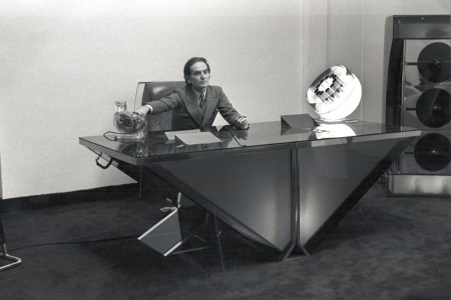 Pierre Cardin sedící za stolem svého vlastního designu | foto: Archiv Pierre Cardin