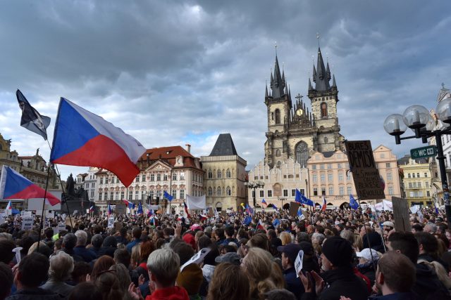 Demonstrace na Staroměstském náměstí v Praze 13. května | foto: Tomáš Vodňanský,  Český rozhlas