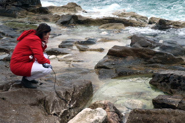 Manja Ristić natáčí na pobřeží ostrova Korčula | foto:  Helena Vilović