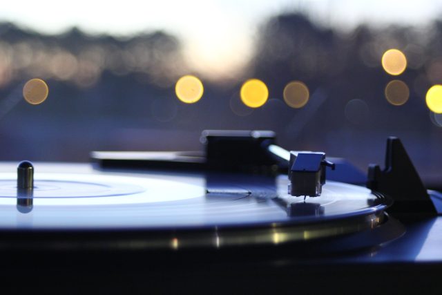Gramofon v plenéru | foto: Bob Clark,  fotobanka Pexels