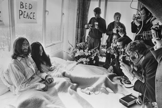 John Lennon a Yoko Ono v prezidentském apartmá hotelu Hilton v Amsterdamu,  25. března 1969 | foto: Tate Modern