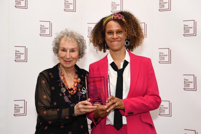 Margaret Atwoodová a Bernardine Evaristová s knižní cenou Booker Prize | foto: Profimedia