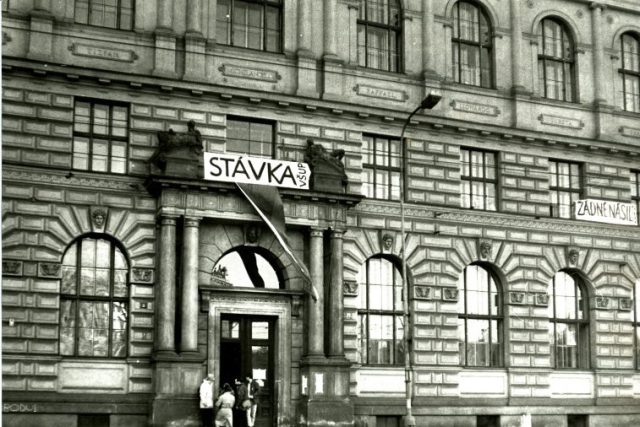 Budova VŠUP na Palachově náměstí během studetské stávky | foto: Soukromý archiv Jana Hory