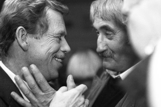 Václav Havel s hercem Pavlem Landovským,  1991 | foto: Ondřej Němec,  Profimedia