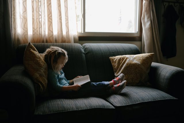 dítě,  čtení,  holčička | foto: Unsplash,  CC0 1.0