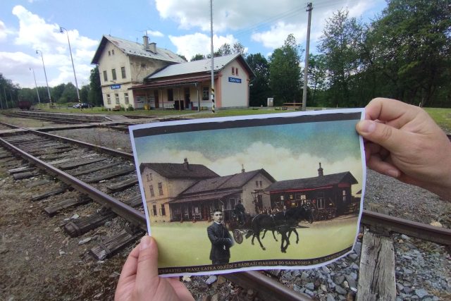 Franz Kafka ve Zlatých Horách. Lokální nádraží v podobě z roku 2024 a koláž Kafkova příjezdu v roce 1905 | foto: Ivan Motýl