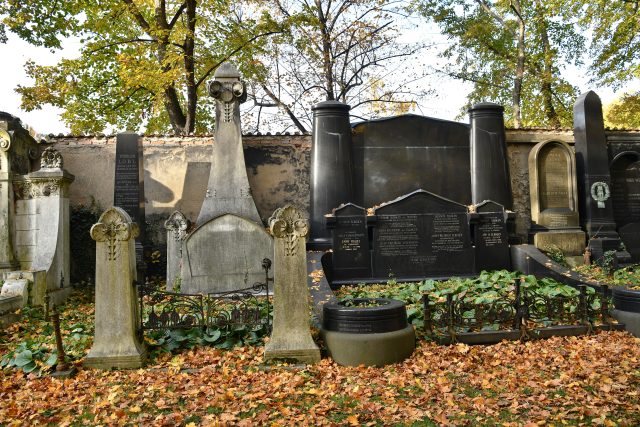 Náhrobek pro rodinu Robitschkovu  (vlevo) je pískovcový se secesní dekorací a dominuje mu jeden pylon. Pro rodinu Elbogenovu ji Kotěra navrhl z tmavé žuly a bez ozdob,  za to se dvěma pylony | foto: Tomáš Vodňanský,  Český rozhlas