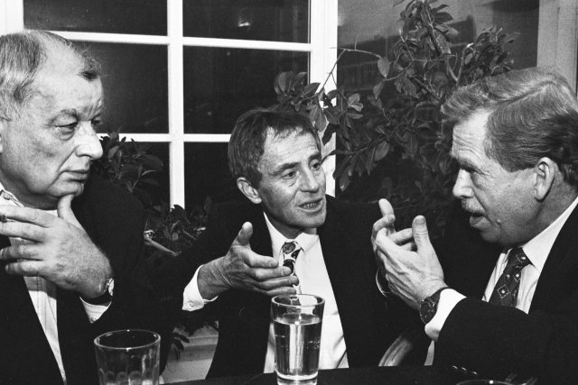 Josef Topol,  Jan Tříska,  Václav Havel  (1995) | foto: Ondřej Němec,  Profimedia
