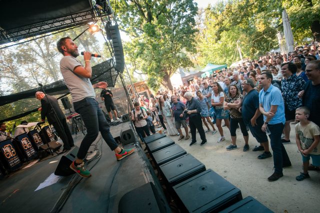 Stanice Vltava oslavila 50 let velkolepým koncertem na pražském Střeleckém ostrově. V doprovodu Big Bandu Gustava Broma vystoupili Dan Bárta,  Milan Cais,  Beata Hlavenková,  Marta Kloučková,  Never Sol a Ondřej Pivec | foto: Jiří Šeda