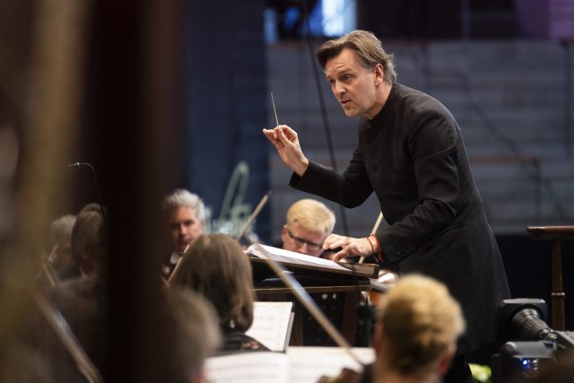 Tomáš Netopil diriguje Českou filharmonii | foto: Josef Vostárek,  ČTK