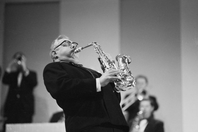Šéfdirigent tanečního orchestru Československého rozhlasu Karel Krautgartner hraje na saxofon při koncertu ankety Zlatý slavík 1968. | foto: Karel Mevald,  ČTK