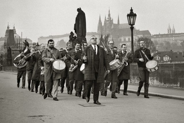 Orchestr Karla Krautgartnera pochoduje přes Karlův most v Praze při natáčení západoněmecké televize,  Karel Krautgartner v popředí,  1966 | foto: Karel Havlíček,  ČTK