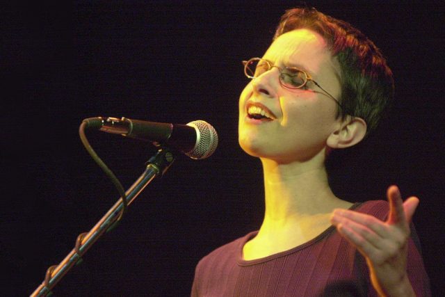 Foto z koncertu Zuzany Navarové. Zpěvačka Zuzana Navarová zemřela v prosinci 2004 po těžké nemoci ve věku 45 let | foto: Marta Myšková,  ČTK