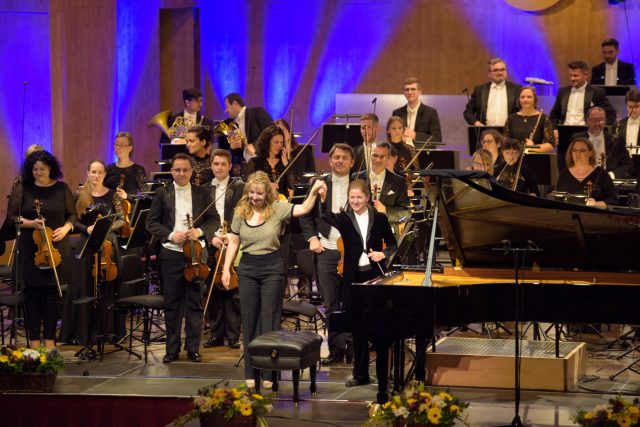 Klavíristka Lise de la Salle a dirigentka Kristiina Poska v Ostravě | foto: Dalibor Válek,  Mezinárodní hudební festival Leoše Janáčka