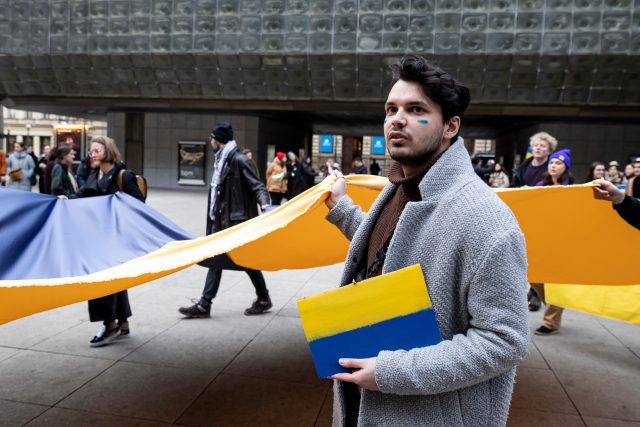 Happening herců a hudebníků Národního divadla a studentů herectví na podporu Ukrajiny 24. února 2022 na náměstí Václava Havla v Praze | foto: Jan Handrejch,  Právo / Profimedia