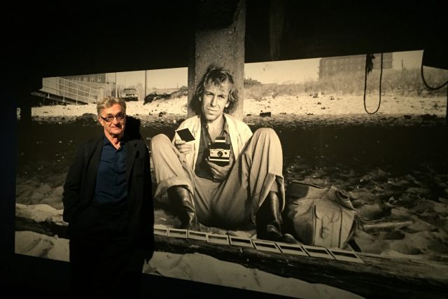 Wim Wenders před svou fotkou na výstavě Wim Wenders: Instant Stories | foto: Veronika Vlachová,  Český rozhlas,  Český rozhlas