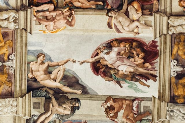 Michelangelova freska Stvoření Adama na stropě Sixtinské kaple | foto: Fotobanka Unsplash