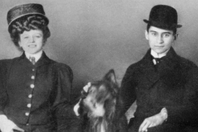 Kafka s jednou ze svých nešťastných lásek vinárenskou číšnicí Hansi Julie Szokollová,  kolem 1907 | foto: z knihy To,  že je Kafka?