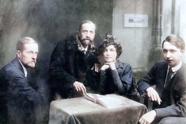 Zinaida Gippiusová,  Dmitrij Sergejevič Merežkovski  (druhý zleva) a přátelé | foto: Pierre Choumoff / Roger-Viollet via AFP / Profimedia