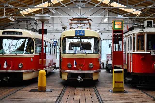 Tramvaj T3  (uprostřed) v Muzeu městské hromadné dopravy v Praze | foto: Tomáš Vodňanský,  Český rozhlas