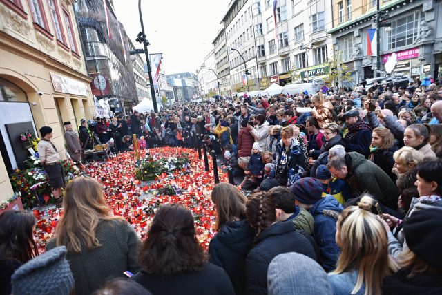 Pražská Národní třída se i letos stane hlavním dějištěm oslav 17. listopadu. Na návštěvníky budou čekat pouliční výstavy,  světelné instalace nebo audiovizuální projekce | foto: Tomáš Vodňanský,  Český rozhlas