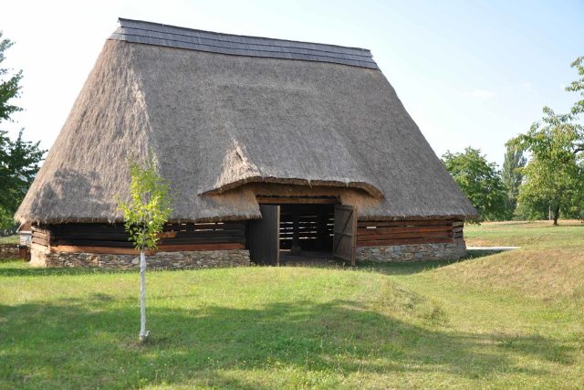 Desetiboká roubená stodola z Durdic u Votic ve skanzenu Kouřim | foto: Petr Tyc,  Archiv Muzea lidových staveb v Kouřimi