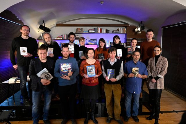 Společná fotografie nominovaných autorů a moderátorů na tiskové konferenci k vyhlášení nominací literárních cen Magnesia Litera. 8. března 2023 | foto: Kateřina Šulová,  ČTK