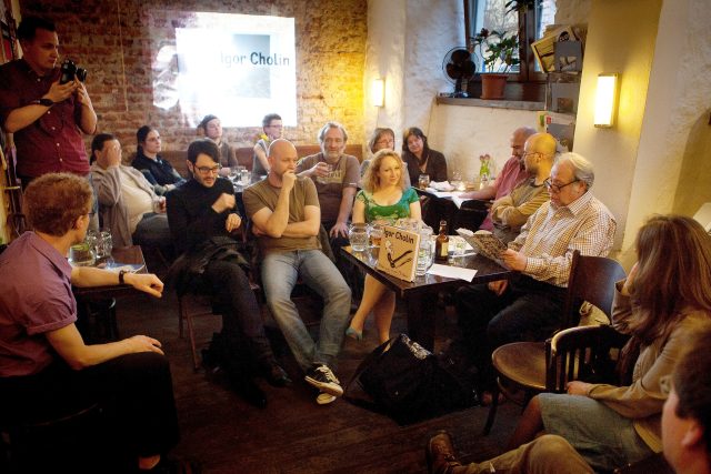 V pražském Café Fra se už od září nečte nahlas literatura,  po 17 letech se tam přestala pořádat autorská čtení | foto: Petr Mlch,  ČTK