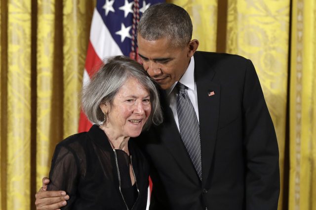 Laureátka Nobelovy ceny za literaturu Louise Glücková s prezidentem Barackem Obamou | foto: ČTK/AP/Carolyn Kaster