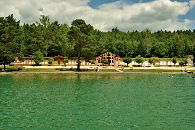 Dřevěné zázemí dachovského koupaliště s prvky dekorativismu  | foto: Vladislava Wildová,  Český rozhlas