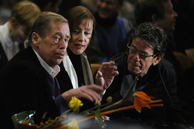 Bývalý prezident Václav Havel  (vlevo),  americký rockový zpěvák a kytarista Lou Reed  (vpravo) a americká folková zpěvačka Suzanne Vega na slavnostním předání Ceny Jindřicha Chalupeckého | foto: René Volfík,  ČTK