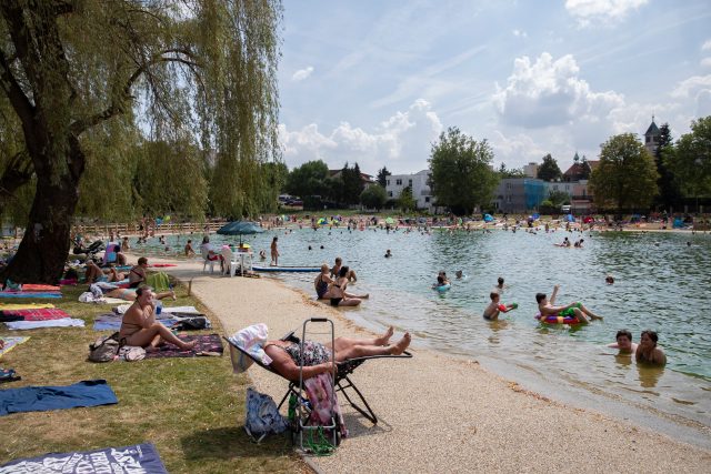 Koupaliště na pražské Lhotce | foto: MICHAL SVÁČEK / MAFRA / Profimedia