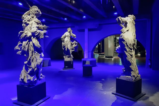 Zajímavou částí výstavy je soubor replik barokních soch,  na které je také promítaný videomaping | foto: Irena Šarounová,  Český rozhlas