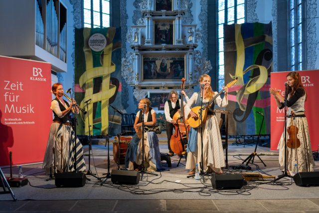 Pražská skupina Braagas vystoupila v rudolstadtském Stadtkirche | foto: Frank Szafinski,  Rudolstadt Festival