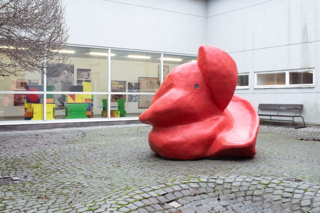 Expozice výstavy The Playground Project: Axel Nordell,  Red Fox,  1983 | foto: Olof Nimar,  Lunds konsthall
