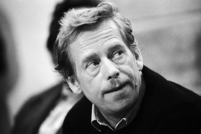 Dramatik a spisovatel Václav Havel na tiskové konferenci Občanského fóra v pražské Galerii u Řečických | foto: Karel Vlček,  ČTK