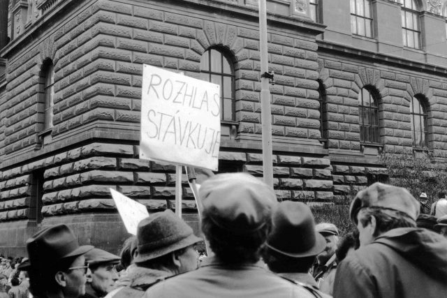 Manifestace,  listopad 1989 | foto: Archiv Českého rozhlasu