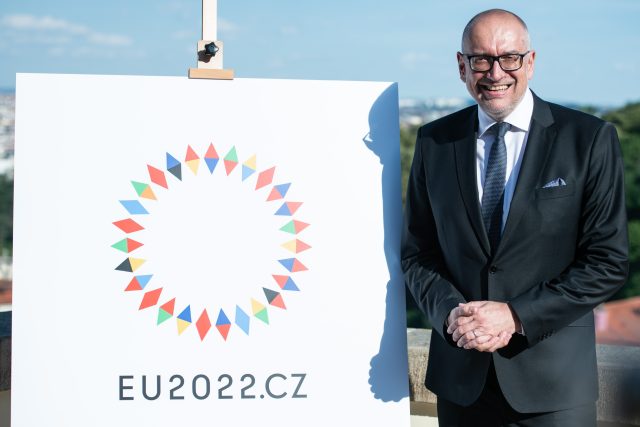 Ministr pro evropské záležitosti Mikuláš Bek představuje logo českého předsednictví Radě EU | foto: René Volfík,  Český rozhlas