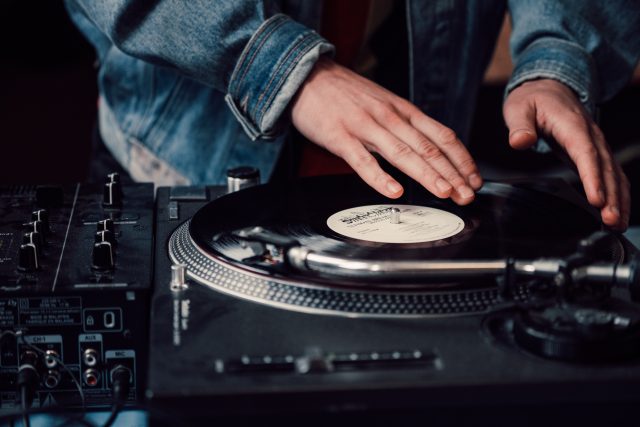 Gramofon s vinylovou deskou | foto: Jan Kopřiva,  fotobanka Pexels