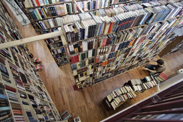 Od nového roku platí nulová sazba DPH na knihy. Zlevní knihy? | foto: Mary Altaffer,  Profimedia