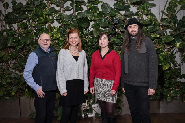 Hosté ArtCafé  (zleva) Petr Goglar,  představený pražské komunity bosých karmelitánů,  Dominika Mithofer,  farářka ČCE v Roztokách Anna Pokorná,  farář ČCE na Smíchově Jonatan Hudec | foto: Tomáš Vodňanský,  Český rozhlas