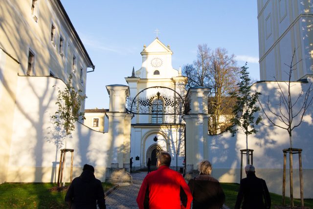 Santini 300. Koncert v bazilice Nanebevzetí Panny Marie a sv. Mikuláše ve Žďáru nad Sázavou,  vystoupila Svatomichalská gregoriánská schola a varhaník Pavel Černý | foto: Anna Zítová,  Český rozhlas