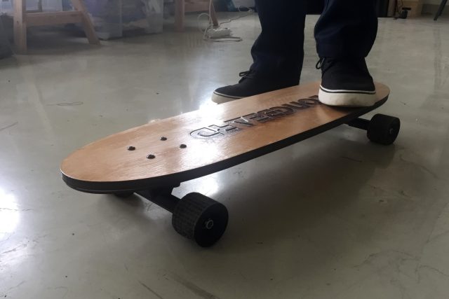 V moderní kutilské dílně to vypadá jinak než za dob Přemka Podlahy. Třeba podomácku vyrobený longboard vznikl za pomoci laseru a 3D tiskárny.m a kolečka vytištěná na 3D tiskárně. | foto: Vojtěch Koval,  Český rozhlas