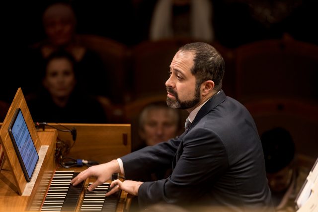 Smetana-Suk-Srnka,  rozhlasové symfoniky řídil šéfdirigent Petr Popelka,  na cembalo hrál Mahan Esfahani | foto: Vojta Brtnický
