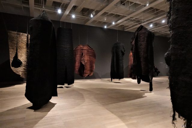 Expozice výstavy Magdalena Abakanowicz: Every Tangle of Thread and Rope v Tate Modern v Londýně | foto: Pavla Melková,  Český rozhlas