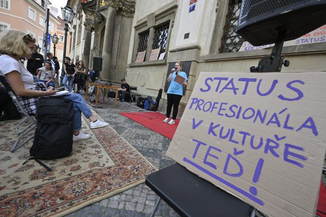 Kulturní profesionálové demonstrovali před ministerstvem kultury v Praze za zavedení statusu umělce a umělkyně do české legislativy,  5. června 2023 | foto: Vít Šimánek,  ČTK