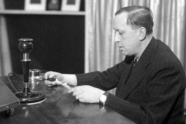 Karel Čapek v rozhlasovém studiu  (1938) | foto: autor neznámý,  Archiv Českého rozhlasu