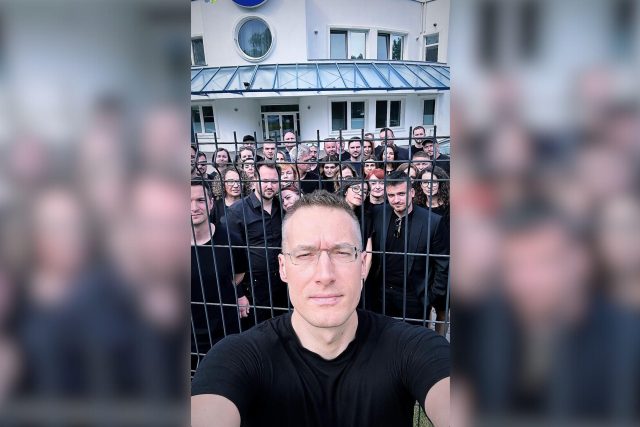 Michal Kovačič a zaměstnanci Markízy v černém oblečení na protest proti tomu,  že vedení televize stáhlo oblíbeného moderátora z obrazovky | foto: Michal Kovačič,  Instagram