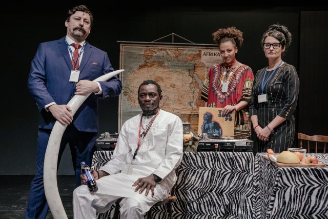 Foto z dokumentární inscenace Vzpomínky na Togoland   (soubor Handa Gote,  2020) | foto: Divadlo Alfred ve dvoře
