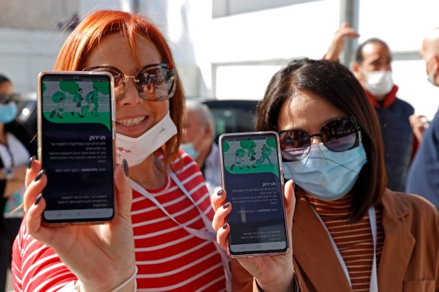 V Izraeli již funguje tzv. zelený pas,  s nímž lidé naočkovaní proti covidu-19 mohou navštívit například kulturní akce | foto: Profimedia